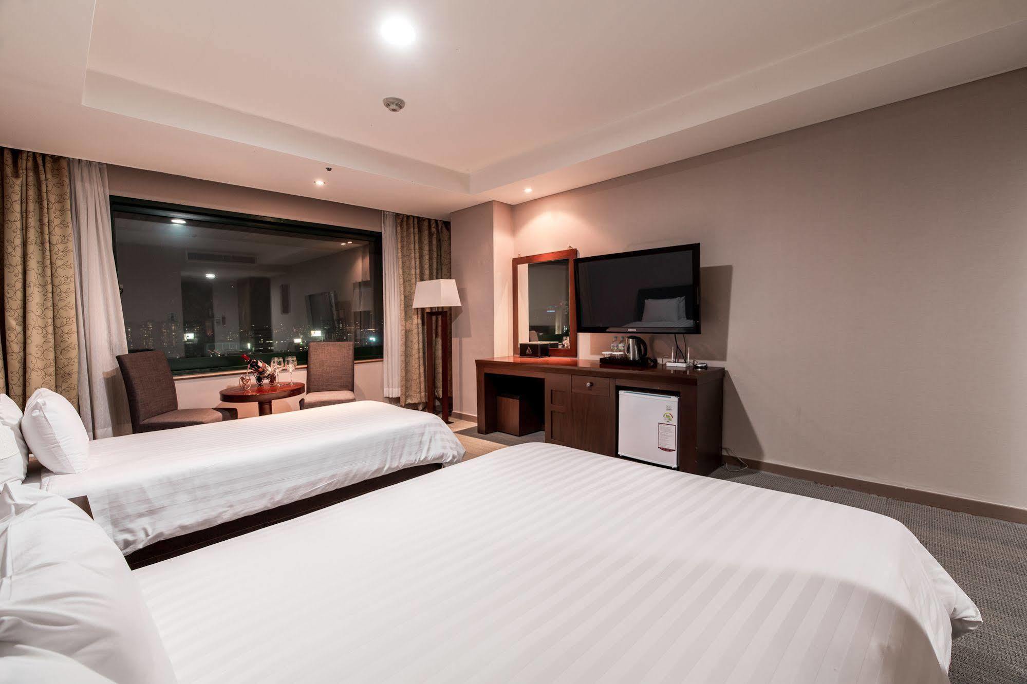 New Hilltop Hotel Seoul Bagian luar foto